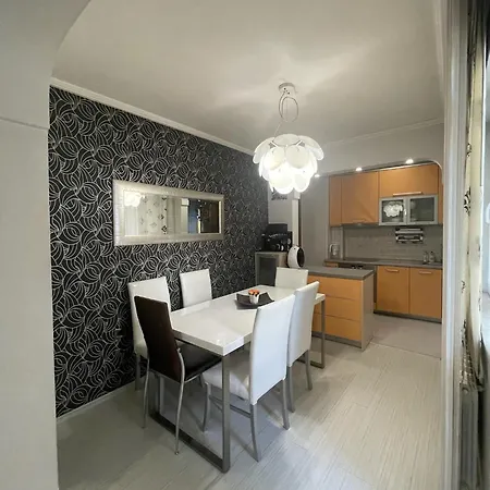 Two Bedroom In With Garage Apartment *